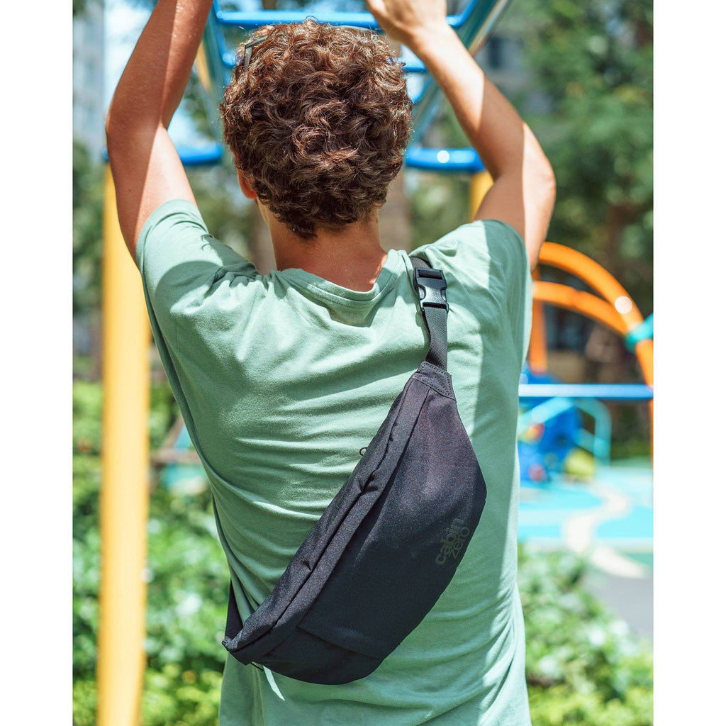 Classic Hip Pack 2L Absolute Black Z8864